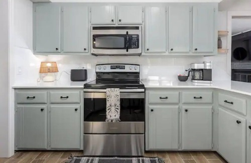 Moore House | Clean and Updated Home in Moore with Bonus Room