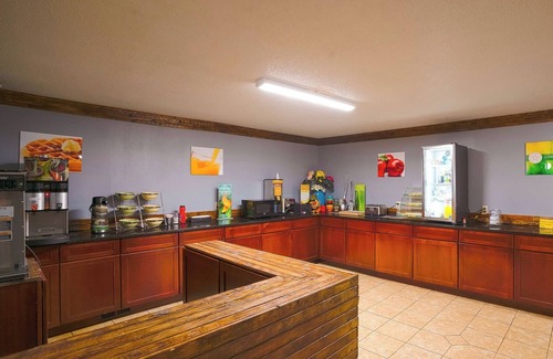 Redwood Falls Hotel | Clean Budget Room Near Casino & Park w/Full Bed + Pet-Friendly Amenities