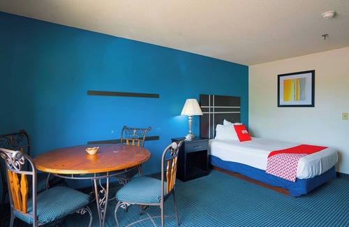 Redwood Falls Hotel | Clean Budget Room Near Casino & Park w/Full Bed + Pet-Friendly Amenities
