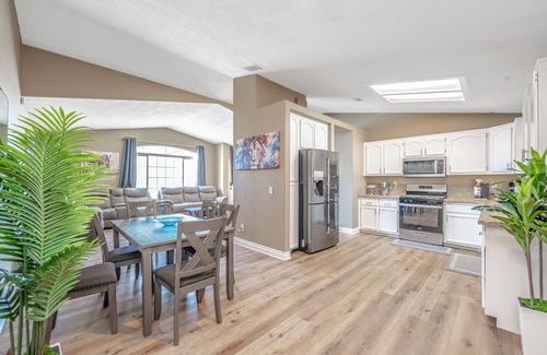 Victorville House | CLEAN & COMFORTABLE 3BDS /2 BTHS HOME. CENTRALLY LOCATED NEAR ALL CONVENIENCES.