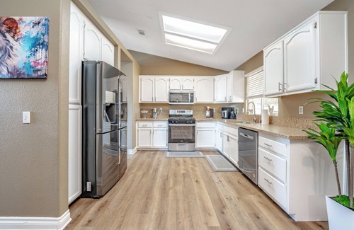 Victorville House | CLEAN & COMFORTABLE 3BDS /2 BTHS HOME. CENTRALLY LOCATED NEAR ALL CONVENIENCES.