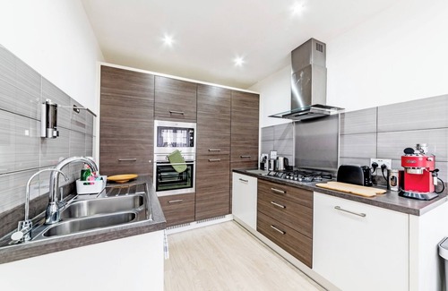 Aylesford House | Clean & Cozy | Work, Relax & Stay | Fully Equipped + Smart Lock + 2 Parking