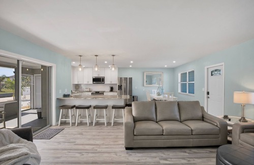 Grove City Apartment | CLEAN,Great Location,Dockage Available,HEATED Pool,3 Units, HUGE Back yard.Apt A