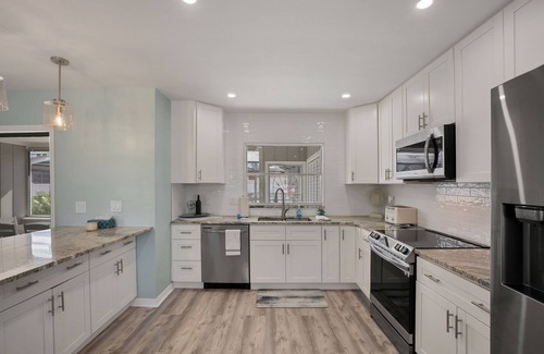 Grove City Apartment | CLEAN,Great Location,Dockage Available,HEATED Pool,3 Units, HUGE Back yard.Apt A