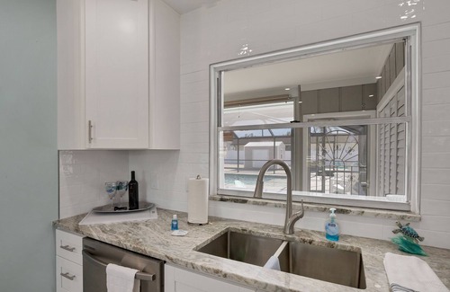 Grove City Apartment | CLEAN,Great Location,Dockage Available,HEATED Pool,3 Units, HUGE Back yard.Apt A