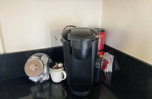 Modesto House | Clean Luxury & Comfortable Beds - Centrally Located Home with Backyard