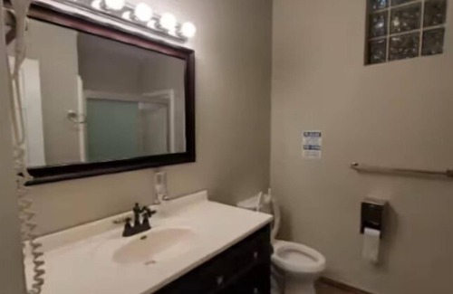 South Loop Hotel | Clean & Modern Central Location Free Coffee!