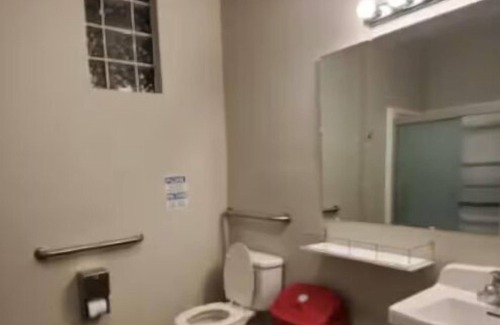 South Loop Hotel | Clean & Modern Central Location Free Coffee!