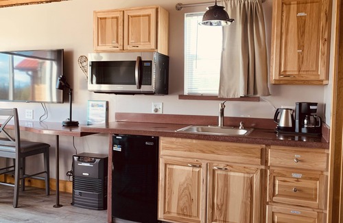 Big Lake Cabin | Clean, quiet Alaska bear-themed cabin, with an amazing mountain range view
