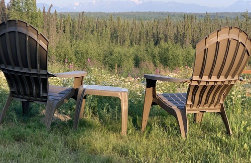 Big Lake Cabin | Clean, quiet Alaska bear-themed cabin, with an amazing mountain range view