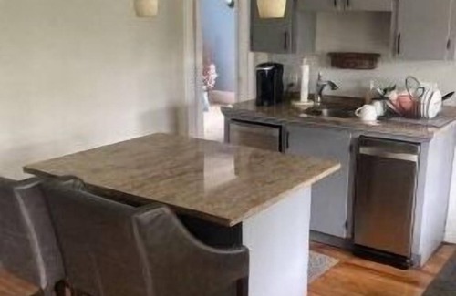 Auburn House | Clean, secure, fully furnished 2nd floor home