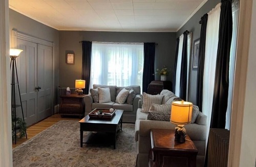 Auburn House | Clean, secure, fully furnished 2nd floor home