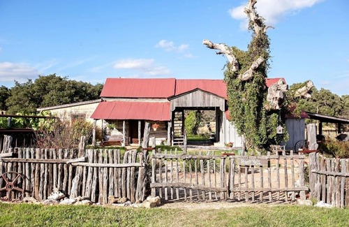 Fredericksburg Cabin | Clear Springs Log Cabin | Pet-friendly | Historic