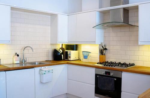 London Borough of Bromley Apartment | Cleave House - Chic & Stylish 3 bed house