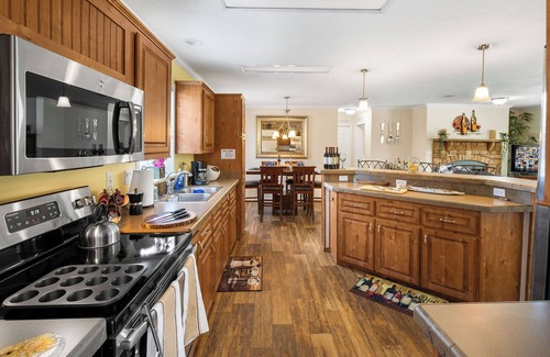 Clewiston House | Clewiston is known as "America's Sweetest Town. Relax with the whole family! nn