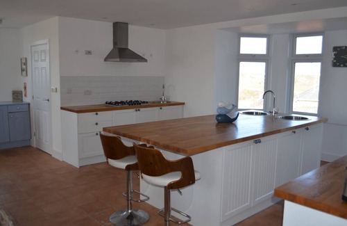 Trearddur Bay Apartment | Cliff Apartment- sea views, close to the beach