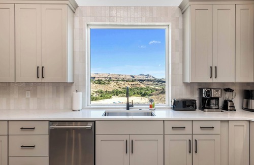 Toquerville House | Cliffside Modern Villa ~ Hot Tub/Stunning Views