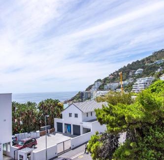 Bantry Bay Apartment | Clifton Beachfront Studio-Sea Views & Walk To Beach