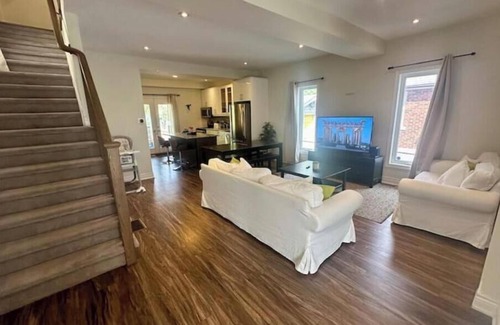 Niagara Falls House | Clifton Hill Luxury Mojo Dojo!