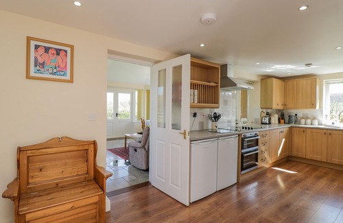 Marlborough Cottage | CLOCK TOWER COTTAGE, pet friendly, with a garden in Great Bedwyn