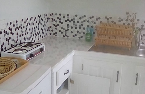 Charlotte Apartment | Close by: beach, airport, taxi, supermarkets, ATM, bus routes. Single or couple.