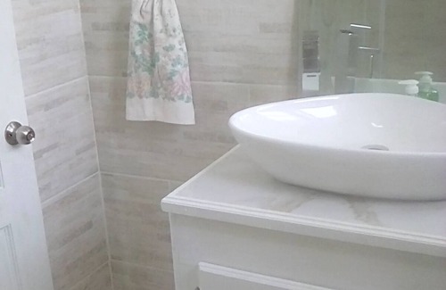 Charlotte Apartment | Close by: beach, airport, taxi, supermarkets, ATM, bus routes. Single or couple.