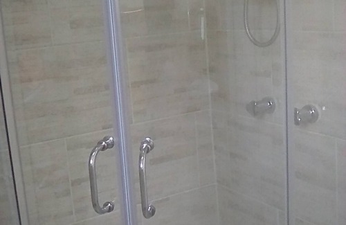 Charlotte Apartment | Close by: beach, airport, taxi, supermarkets, ATM, bus routes. Single or couple.