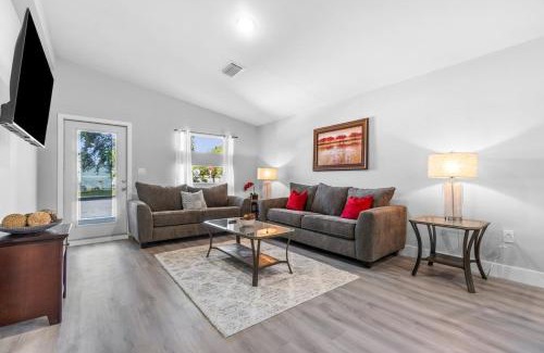 Delray Beach House | Close to Atlantic Ave, Beach! Hot Tub-5 Beds-King
