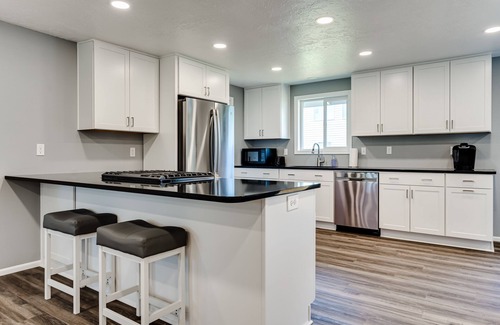 Harlow House | Close to Autzen, Hayward, & Hospitals