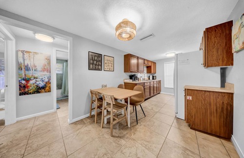 Largo House | Close to beaches, BBQ, workout gear, private yard