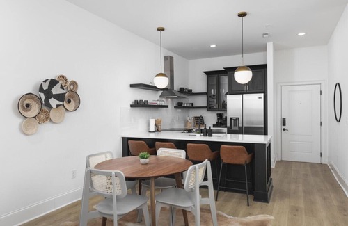 Cleveland Park House | Close to Broadway + Walkable Area - 4 Bed, 2 Bedrm