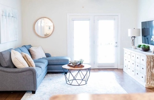 Oxford Condo | Close to Campus-newly professionally decorated-sleeps 6 -no stairs!