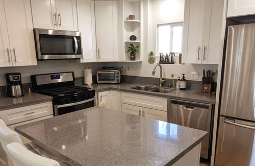 Grant Hill House | Close to Downtown!! Pet Friendly!! Outdoor space!!