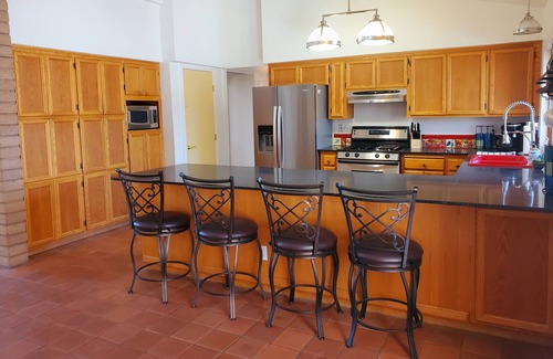 Saguaro Miraflores House | Close to Gem Show with large Garage, near U of A with Pool and Hot Tub.