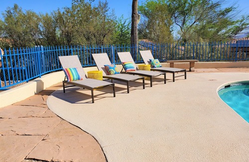 Saguaro Miraflores House | Close to Gem Show with large Garage, near U of A with Pool and Hot Tub.