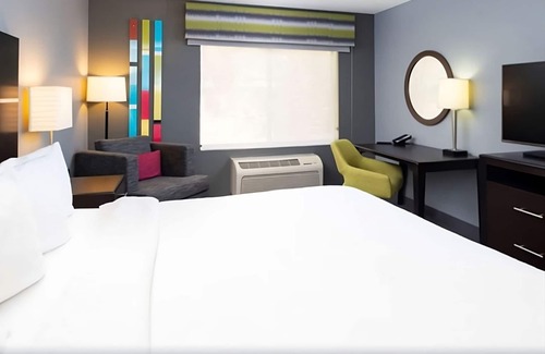 Glenwood Springs Hotel | Close to Hiking Trails and Outdoor Activities! Free Breakfast, Pets Allowed!