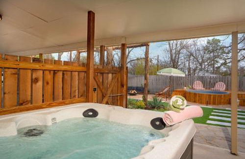 Fredericksburg House | Close to Main Hot tub Cowboy Pool Fire Pit