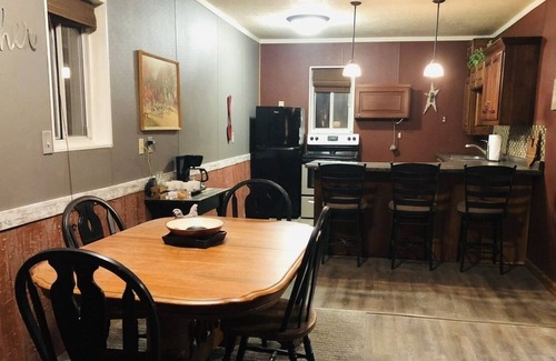 St. George House | Close to MHK. Cozy lodge w/ amenities! 10-acre oasis, lots of room to hang out!