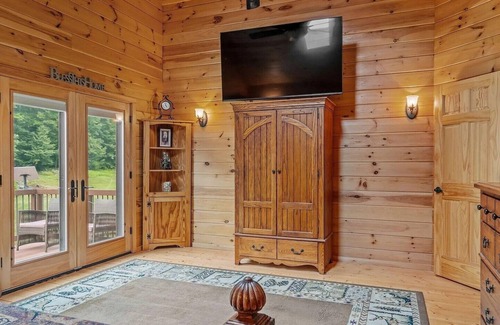 Day House | Close to Saratoga, Sacandaga Lake, Sleeps 14. WiFi, AC, Fireplace