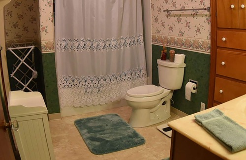 South Bend House | Close to South Bend & Notre Dame! Enjoy the quiet and quick trip to campus.