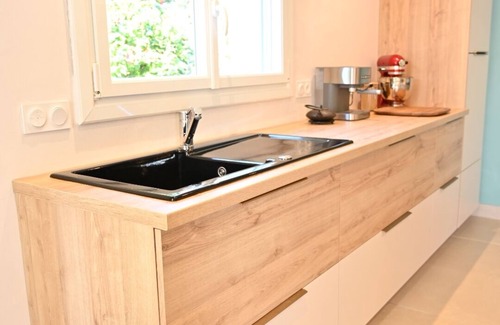 Pontivy House | Close to the city centre. Private top floor surrounded by a spacious garden