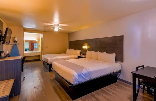 Sweet Home Hotel | Close to Yoakum Bulldog Stadium! FREE Parking and Breakfast, Onsite Pool!