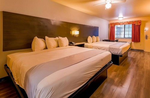 Sweet Home Hotel | Close to Yoakum Bulldog Stadium! FREE Parking and Breakfast, Onsite Pool!