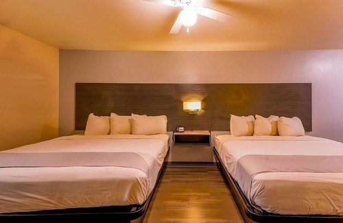 Sweet Home Hotel | Close to Yoakum Bulldog Stadium! FREE Parking and Breakfast, Onsite Pool!