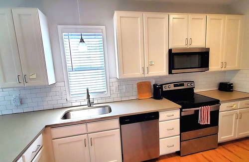 Wilmington House | Closest to Greenfield Concerts: Huge yard for pups, Comfy, Workstation, sleeps 7