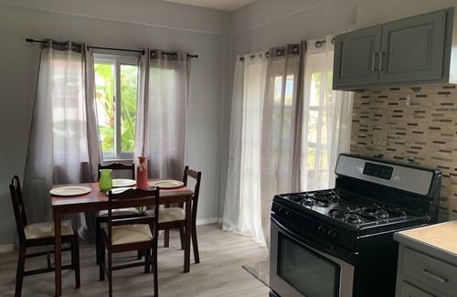 Crosbies House | Club Caribbean Luxury Townhouse 7 mins to beach