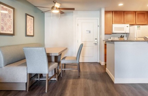 Anaheim Resort Hotel | Club Wyndham Dolphin's Cove- Bedroom Deluxe Suite