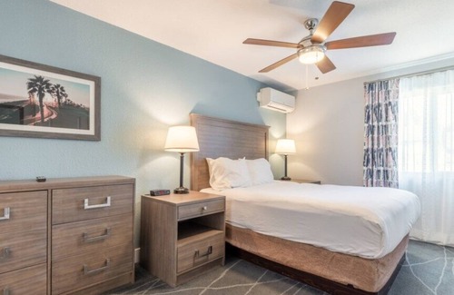 Anaheim Resort Hotel | Club Wyndham Dolphin's Cove- Bedroom Deluxe Suite