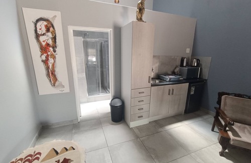 Springs Bed & Breakfast | Clyde's on Dale Guest House