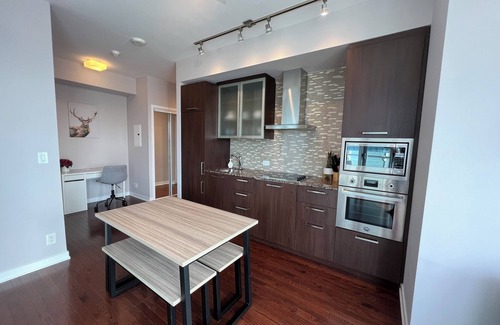 Central Waterfront Condo | CN Tower, Union & Lakeview 2BR Condo+Free Parking